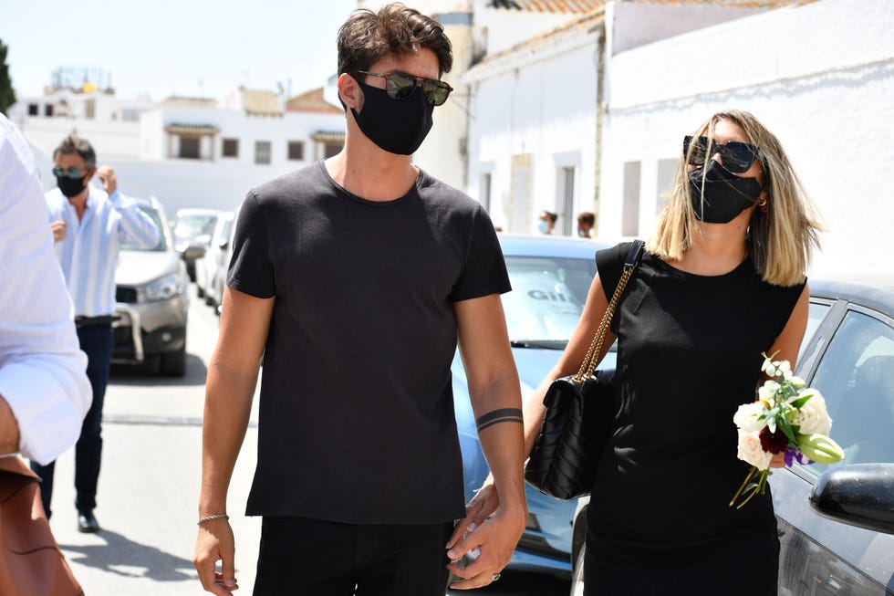 anna ferrer padilla con su novio iván en el funeral de antonio vidal