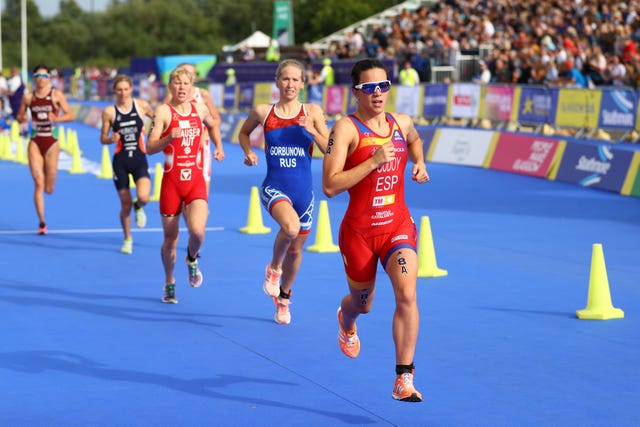 la triatleta anna godoy corriendo durante el europeo de triatlón de glasgow 2018