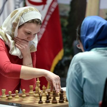 La ajedrecista ucraniana Anna Muzychuk juega contra la ajedrecista china Tan Zhongyi durante la competición 'Women's World Chess Championship 2017' en el espacio Espinas Palace Hotel de Teherán, Irán 