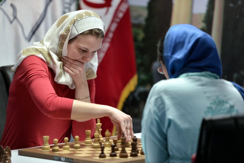 La ajedrecista ucraniana Anna Muzychuk juega contra la ajedrecista china Tan Zhongyi durante la competición 'Women's World Chess Championship 2017' en el espacio Espinas Palace Hotel de Teherán, Irán 
