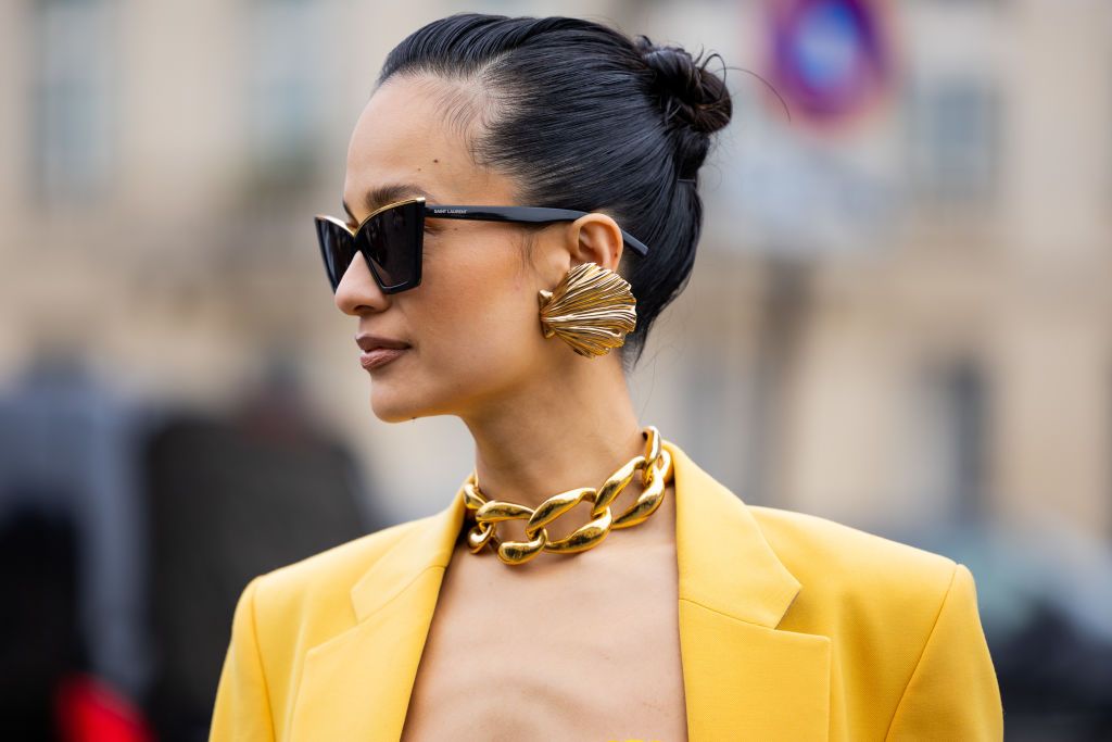 Wow, è incredibile. ballerina donna in costume blu con trucco e chignon  raccolto stile di capelli