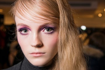 mujer con sombra de ojos rosa