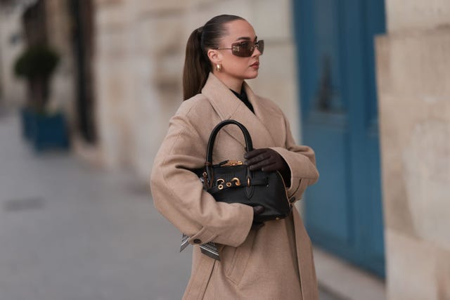 mujer con abrigo y gafas de sol