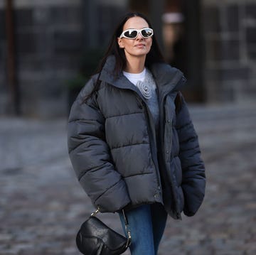 vrouw met pufferjas op straat