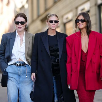 drie vrouwen lopen over straat