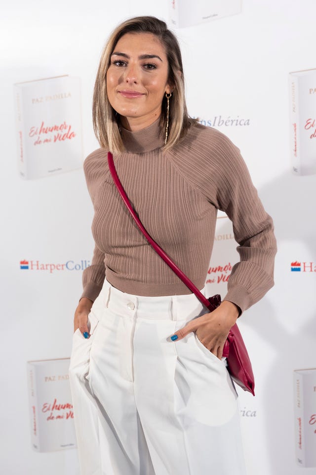 la hija de paz padilla, con un jersey de cuello alto en color marrón, pantalones blancos y bolso de su firma nonina