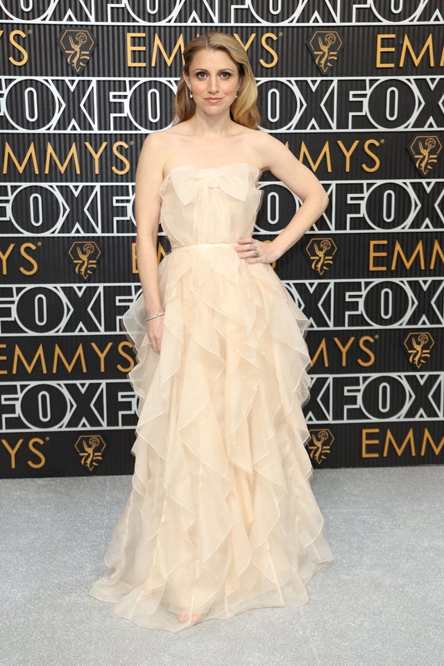 annaleigh ashford en la gala de los premios emmy 2024 con el vestido de novia de tamara falco de carolina herrera