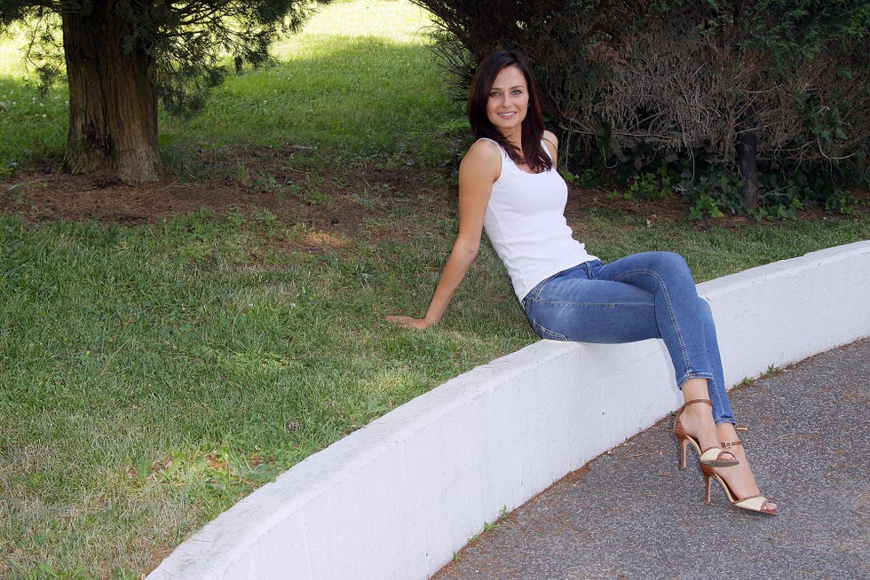 Jeans, Denim, Beauty, Grass, Leg, Sitting, Tree, Thigh, Leisure, Joint, 