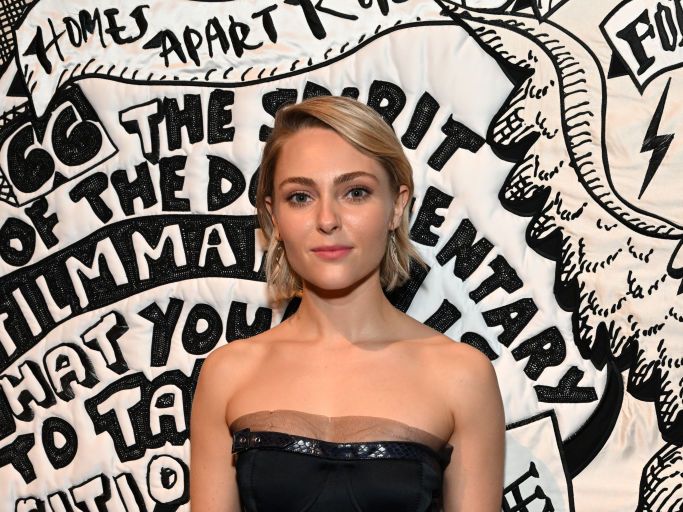 683px x 512px - AnnaSophia Robb's Abs Look-Level Amazing In A Naked Dress