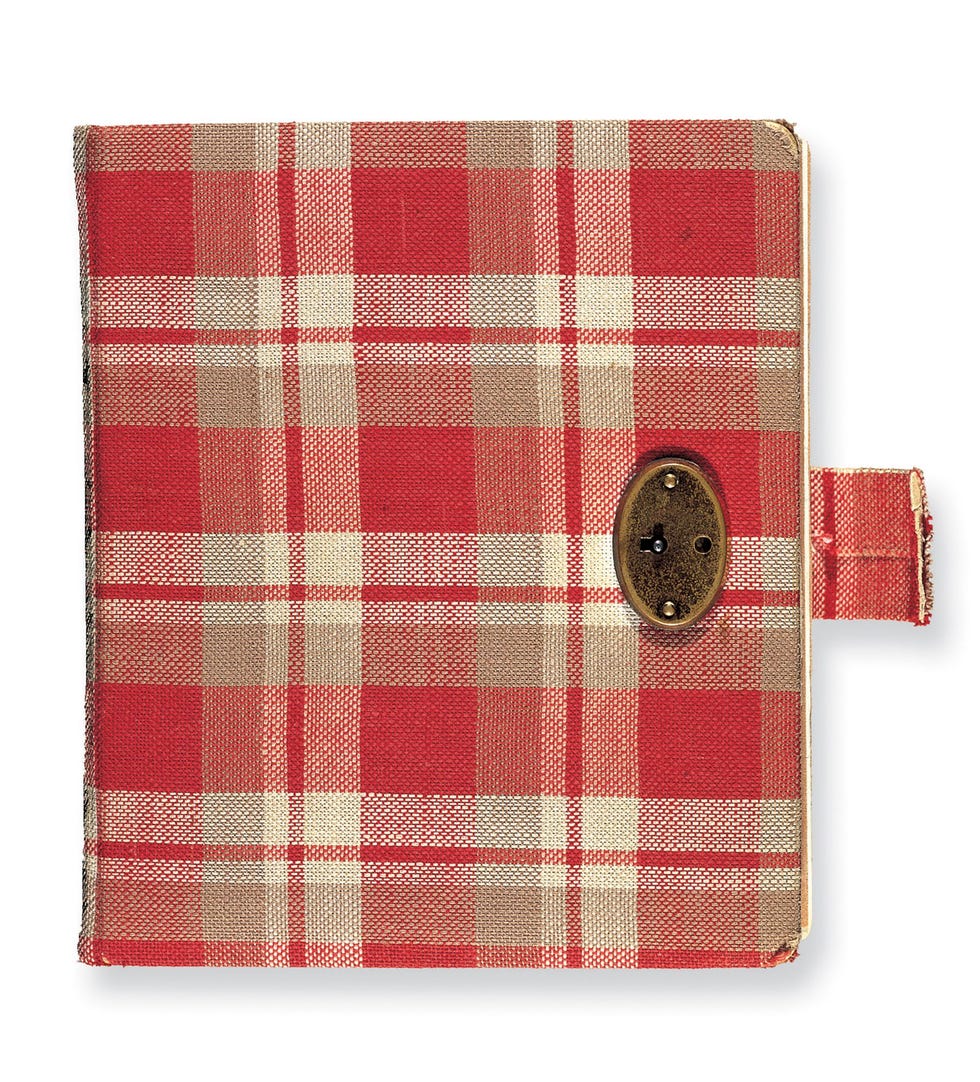 Het eerste dagboek van Anne Frank was een rood geruit schrift waarin ze schreef tussen 12 juni en 5 december 1942 De eerste maanden die de familie op het onderduikadres doorbracht staan erin beschreven