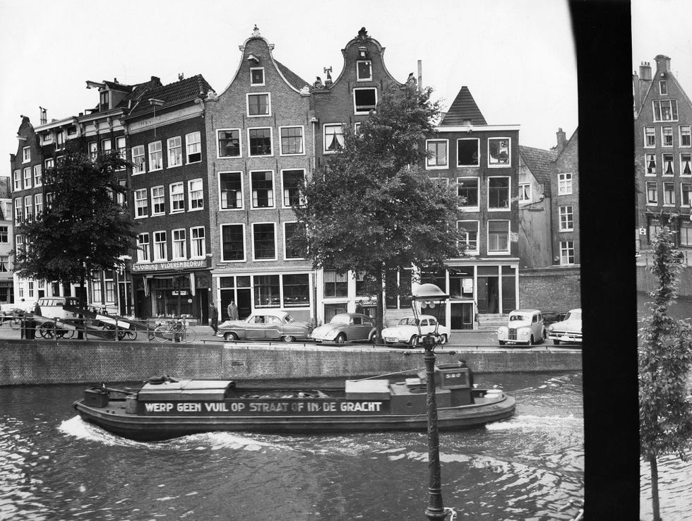 Aan het uitzicht vanuit het Achterhuis waar Anne Frank samen met zeven anderen haar ouders en haar zus het gezin Van Pels en Frits Pfeffer zat ondergedoken is te zien dat oplettende buren van het bestaan van de onderduikers zouden hebben geweten bij een hard geluid of een licht dat per ongeluk aan was gebleven