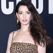 this video of anne hathaway dancing at valentino’s afterparty is rightfully going viral