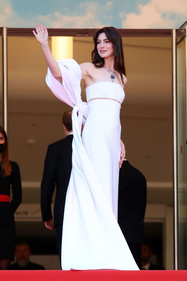 Anne Hathaway: So kombiniert sie das Tweed-Minikleid in Cannes