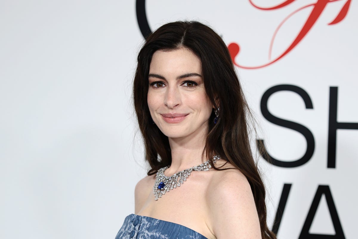 Anne Hathaway Glows In A Totally Bare-Faced, Makeup-Free IG Photo