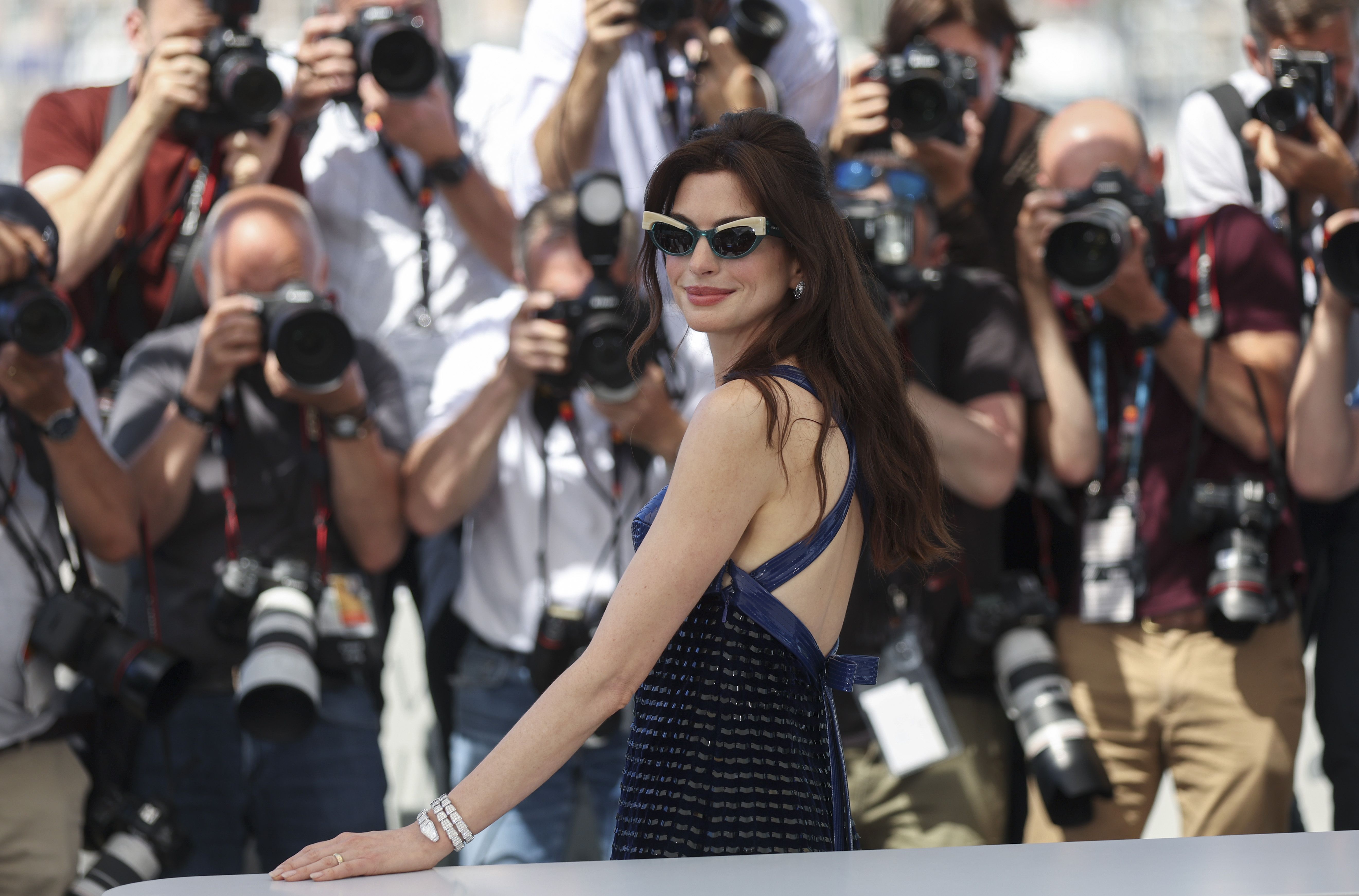 Anne Hathaway Gets Her Kiss On: Photo 2415027 | Airport, Anne Hathaway  Photos | Just Jared: Entertainment News