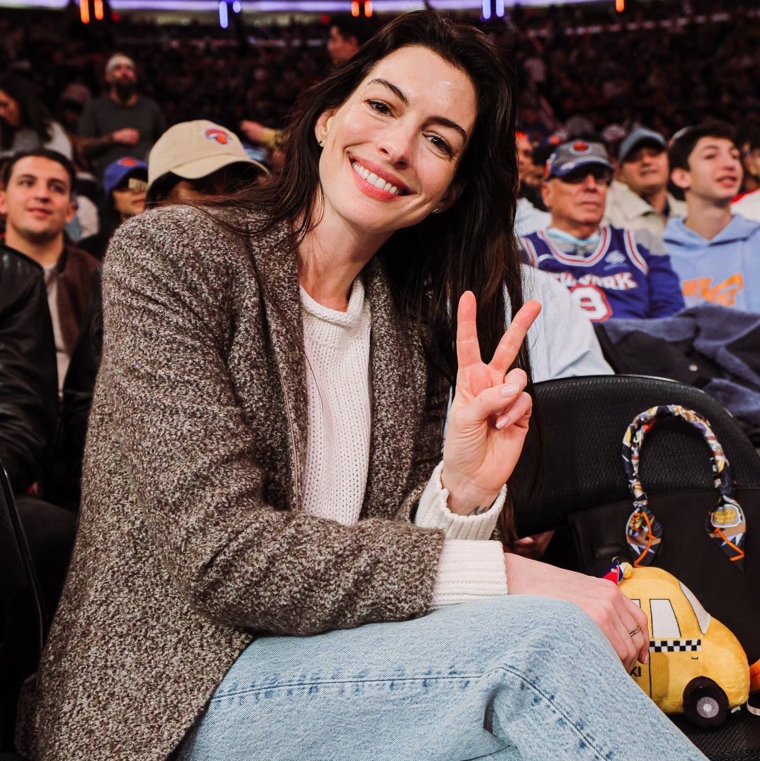 Anne Hathaway Does Casual Fall Elegance while Sitting Courtside at a Knicks Game