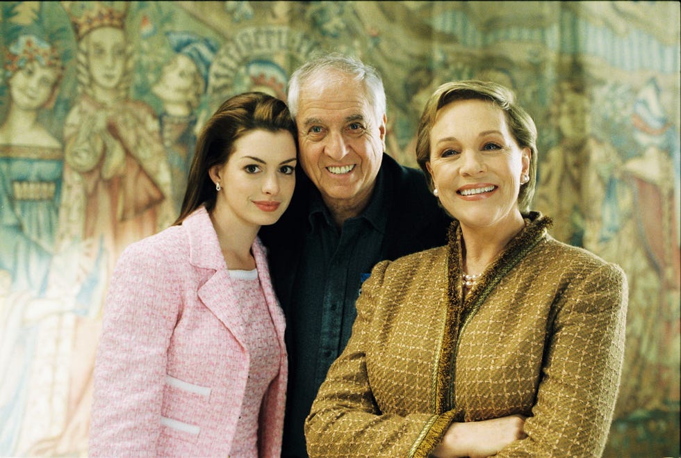anne hathaway con garry marshall y julie andrews en el rodaje de "princesa por sorpresa 2"