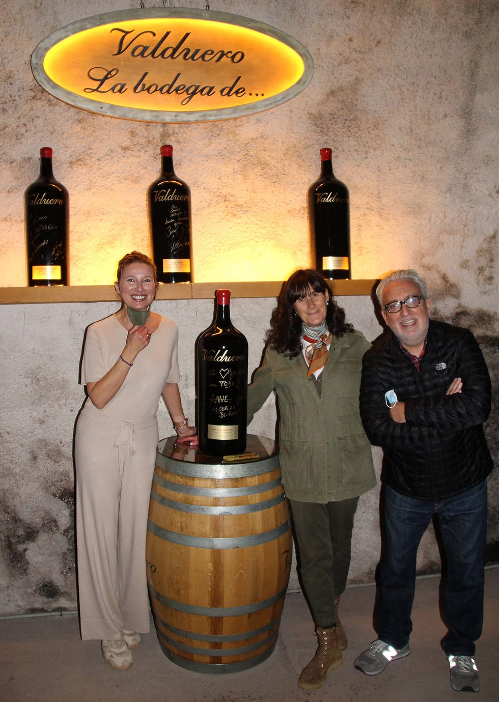 anne igartiburu y leo harlem con una de las propietarias de bodegas valduero