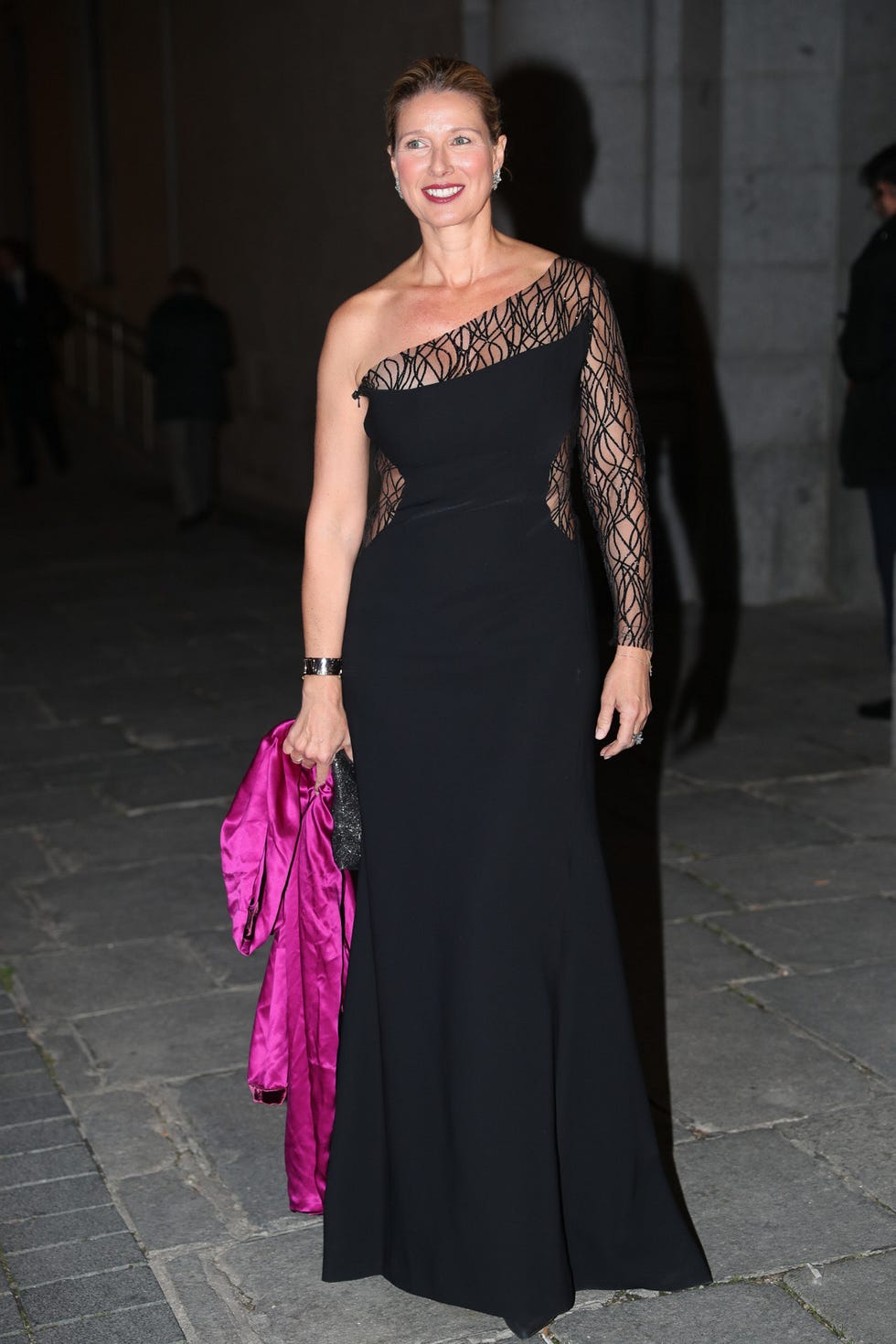 Fashion model, Dress, Clothing, Shoulder, Fashion, Gown, Haute couture, Neck, Joint, Formal wear, 