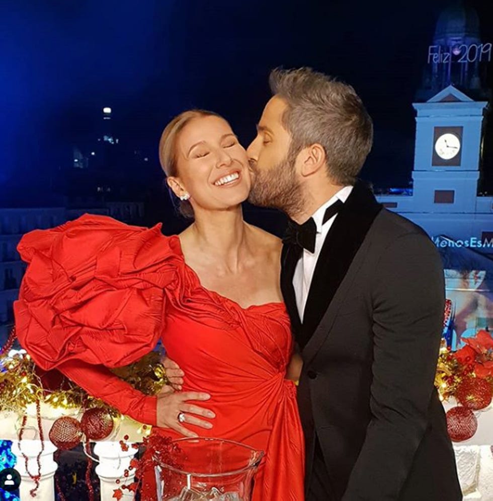 anne igartiburu, roberto leal, anne igartiburu campanadas 2018, anne igartiburu homenaje 2018 campanadas, anne igartiburu tributos 2018, anne igartiburu y las cuatro razones por las que brindar en 2019, anne igartiburu y sus cuatro homenajes en las campanadas
