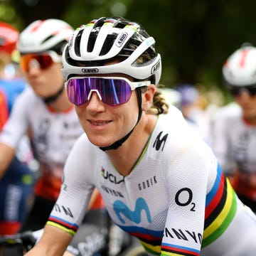 annemiek van vleuten kijkt in de camera met helm en bril op voor de start van de tour de france femmes 2023