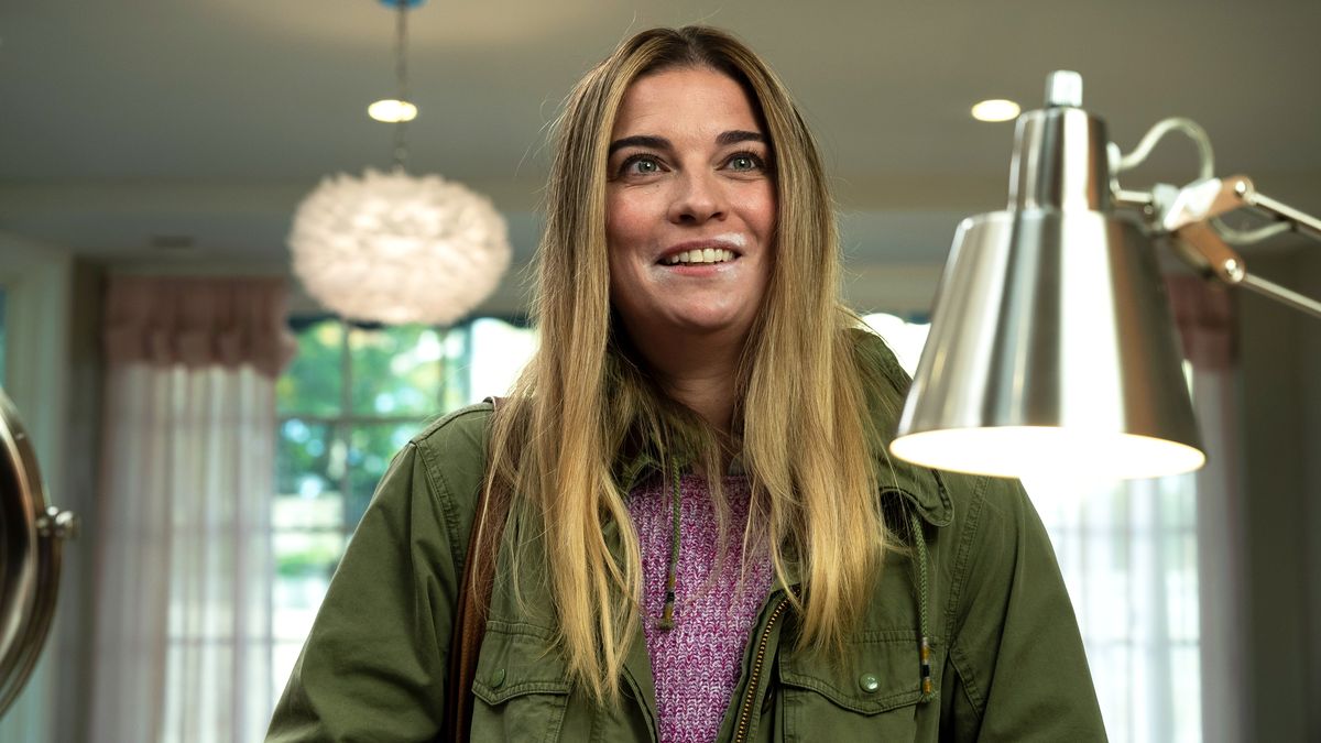 Annie Murphy is a sitcom wife with secrets in 'Kevin Can F Himself