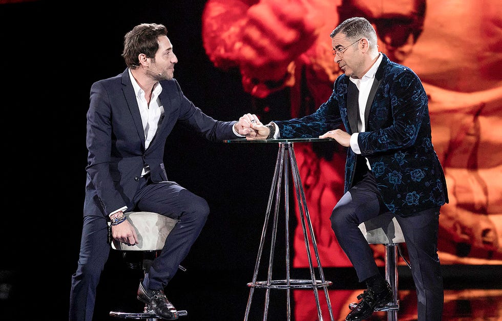 Suit trousers, Coat, Stage, Suit, Blazer, Acting, Scene, Conversation, Gesture, Drama, 