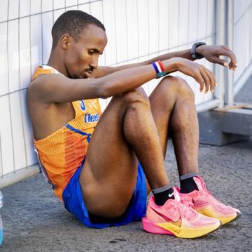boedapest abdi nageeye na zijn opgave op de marathon tijdens de laatste dag van de wereldkampioenschappen atletiek anp robin van lonkhuijsen