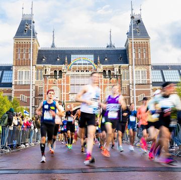 amsterdam hardlopers tijdens de tcs amsterdam marathon 2023 aan de marathon van amsterdam doen een recordaantal van 47000 lopers mee anp iris van den broek