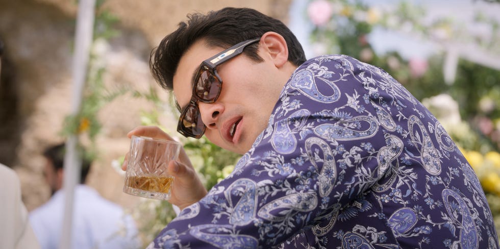 Henry Golding interpreta a 'Sean' en otro simple favor.