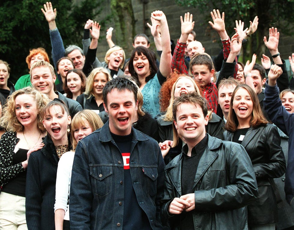ant mcpartlin y declan donnelly con el elenco de byker grove en el décimo aniversario