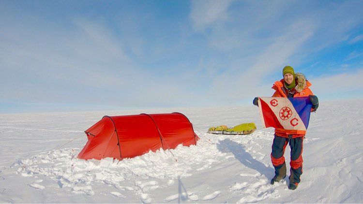 De Amerikaan Colin OBrady 33 is de eerste persoon die alleen en zonder hulp via de zuidpool van de Atlantische naar de Stille Oceaan is geskied