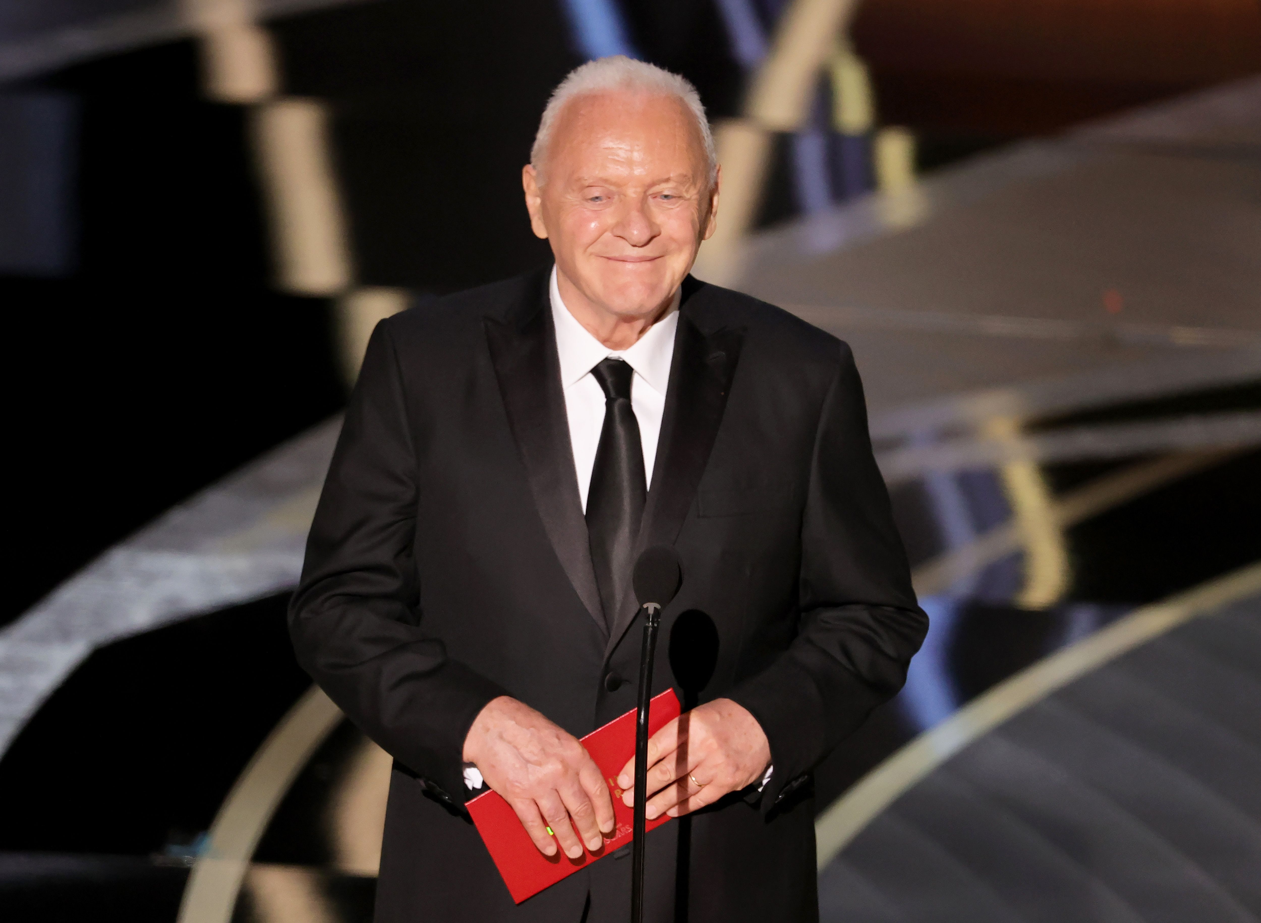 Anthony Hopkins entra para o elenco de Rebel Moon, de Zack Snyder