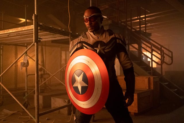 Anthony Mackie como Capitão América, o Falcon e o Soldado de Inverno