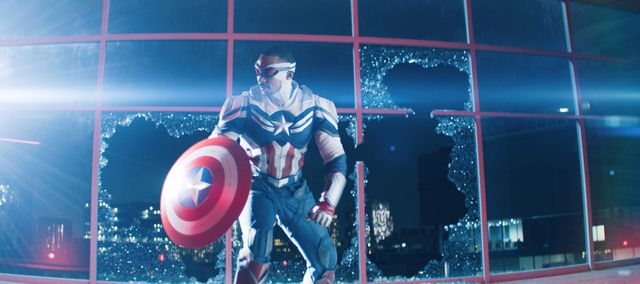 Anthony Mackie como Capitán América, el Halcón y el Soldado de Invierno