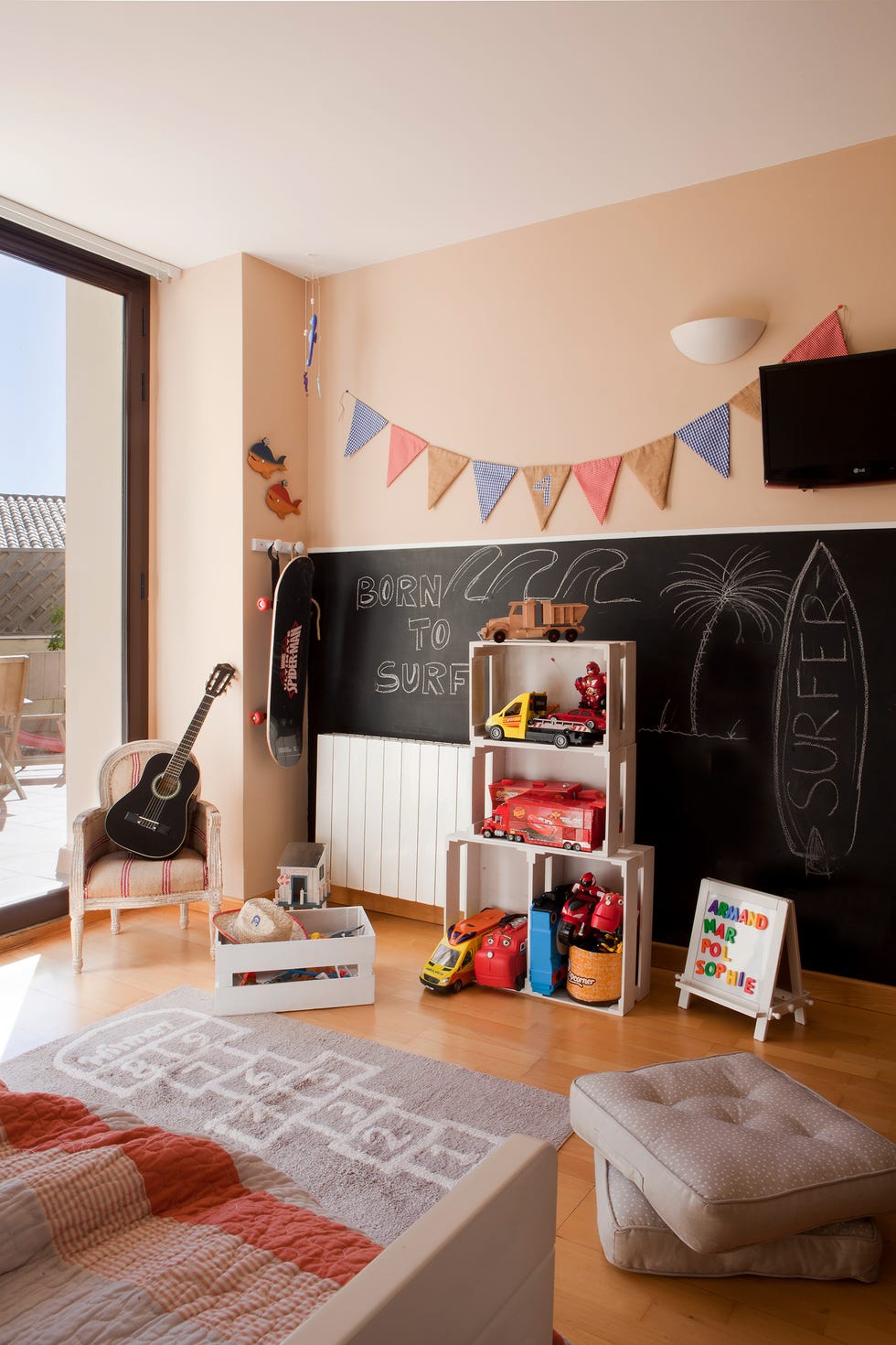 dormitorio infantil con zona de juegos