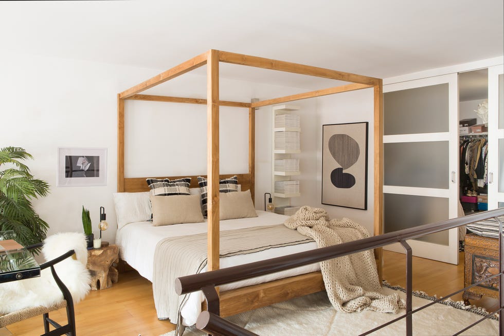 dormitorio con cama con dosel de madera
