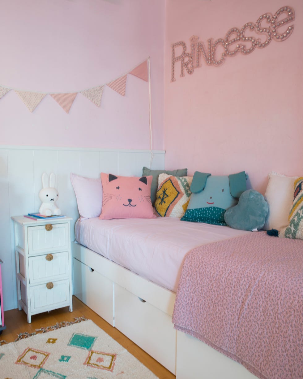 dormitorio infantil decorado en tonos rosas