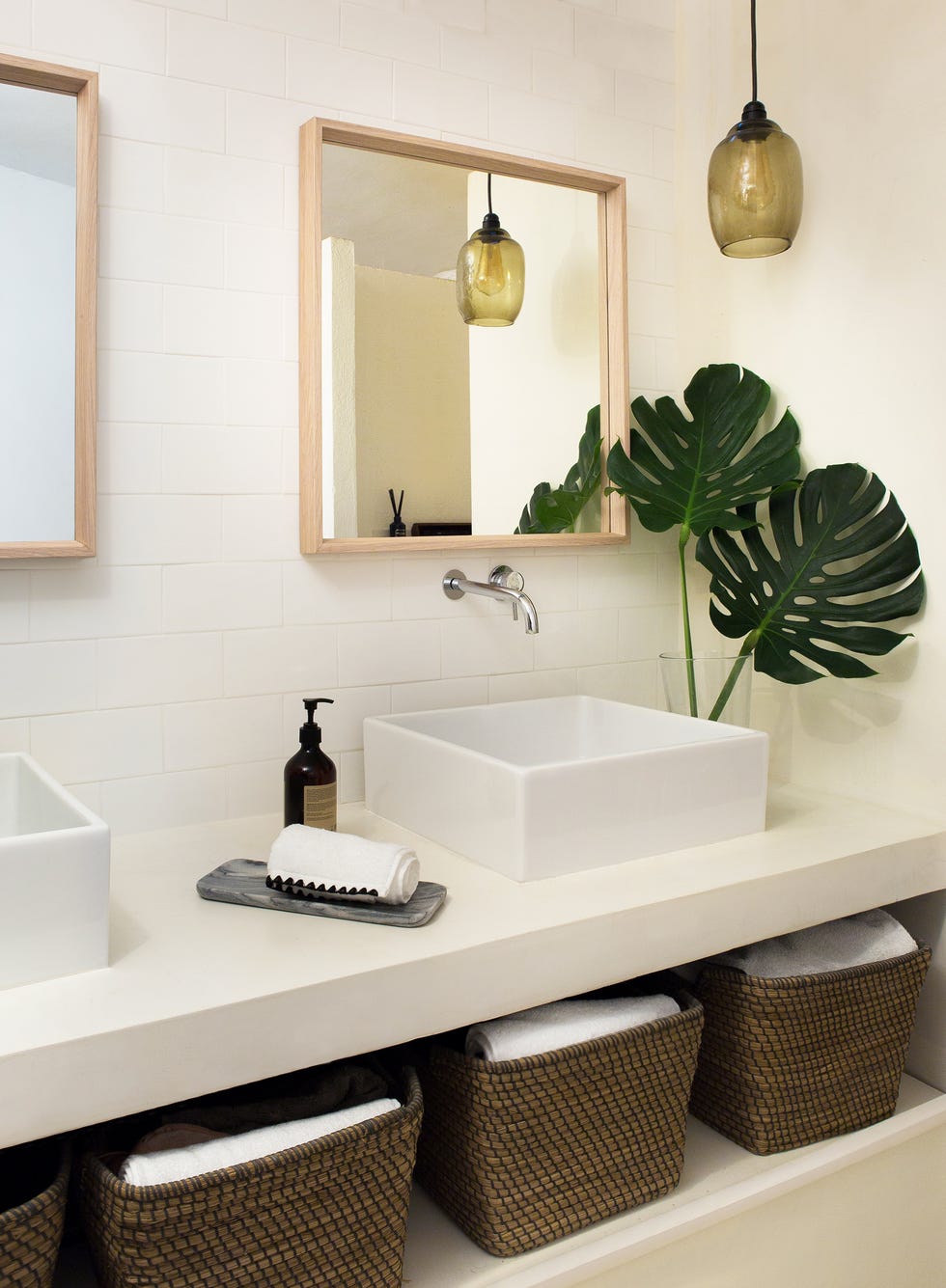 baño decorado con plantas