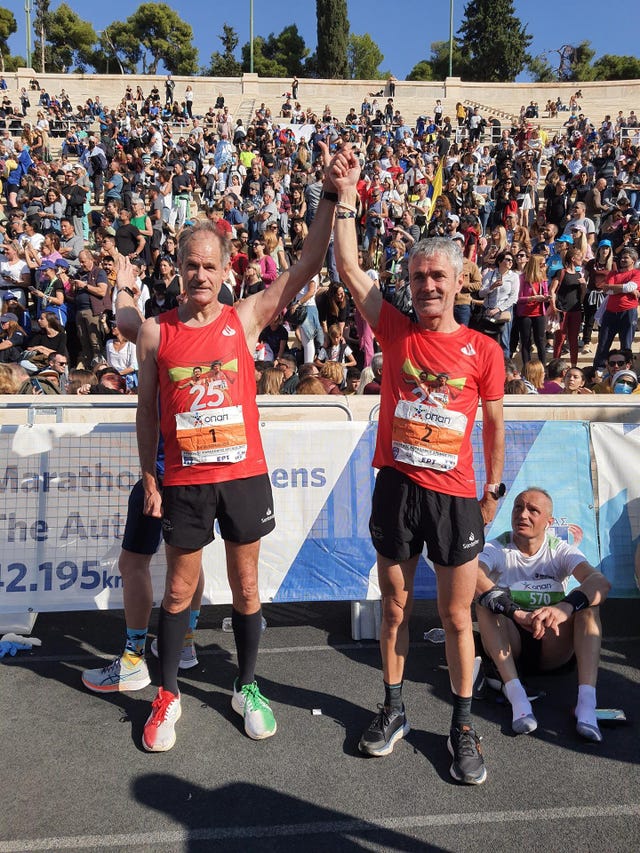 abel antón y martín fiz celebran su aniversario en el maratón de atenas