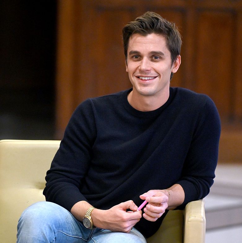 https://hips.hearstapps.com/hmg-prod/images/antoni-porowski-speaks-with-lgbtq-student-leaders-in-nyc-at-news-photo-1683823093.jpg?crop=1.00xw:0.764xh;0,0.0117xh&resize=980:*