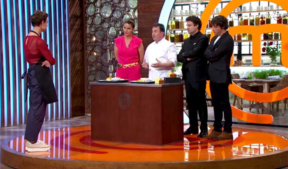 Antonia Dell'Atte escucha al jurado en 'MasterChef Celebrity 3'