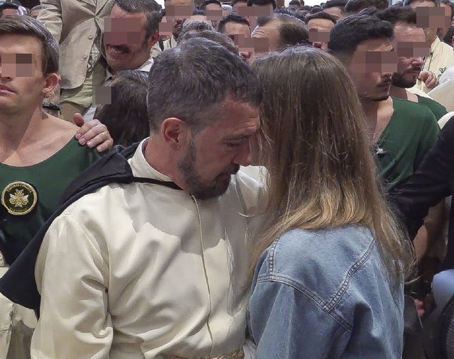 el actor y su novia en la iglesia de san juan