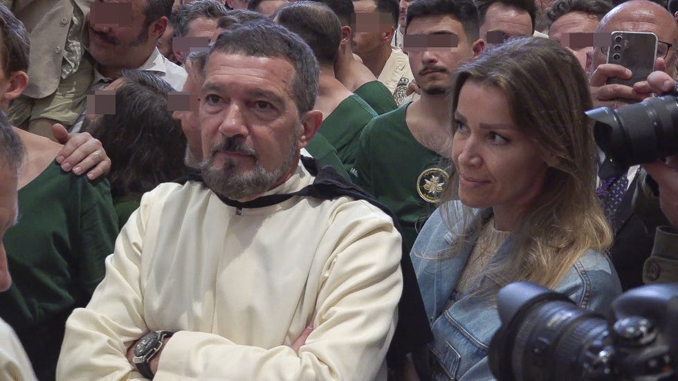 la pareja en el interior de la iglesia de san juan en malaga