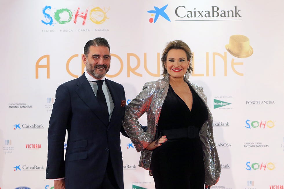 Yellow, Award, Event, Fashion, Award ceremony, Technology, Businessperson, White-collar worker, Business, Carpet, 