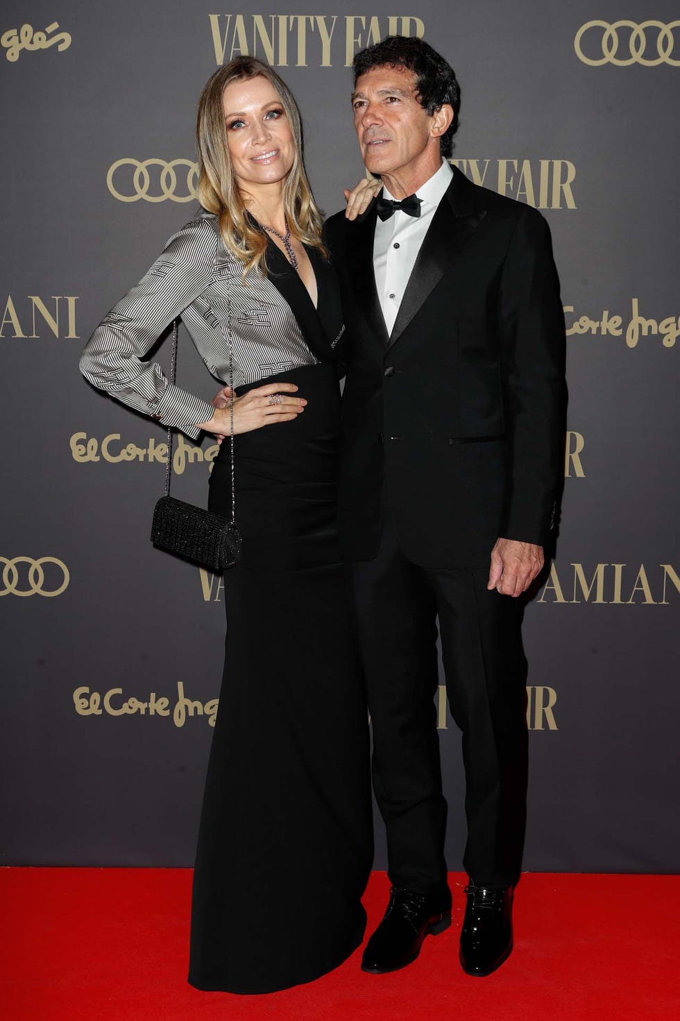 Antonio Banderas y su pareja, Antonio Banderas apoyo pareja, Antonio Banderas recibe premio junto a su pareja
