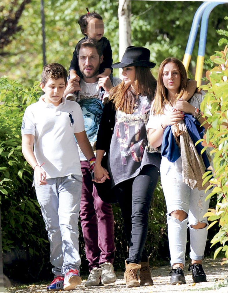 Antonio David Flores con su mujer y sis hijos