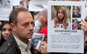 se08 sevilla, 310109  antonio del castillo, padre de marta, la joven desaparecida hace una semana en sevilla, junto a un cartel con fotografías y datos de su hija, en la concentración que ha reunido hoy en sevilla a dos millares de personas para expresar su apoyo a la familia de la chica efe  julio muñoz