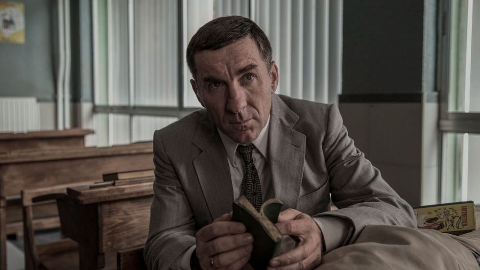 El actor Antonio de la Torre en una escena de 'La línea invisible', serie de Movistar