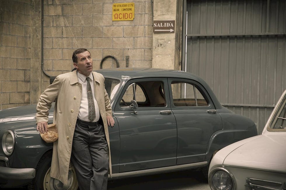 Antonio de la Torre apoyado en un coche en una escena de La Línea Invisible